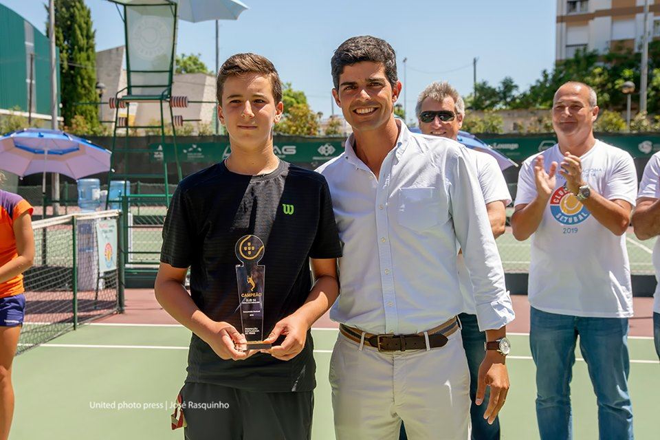 TÉNIS – José Luís Kendall campeão nacional sub 14